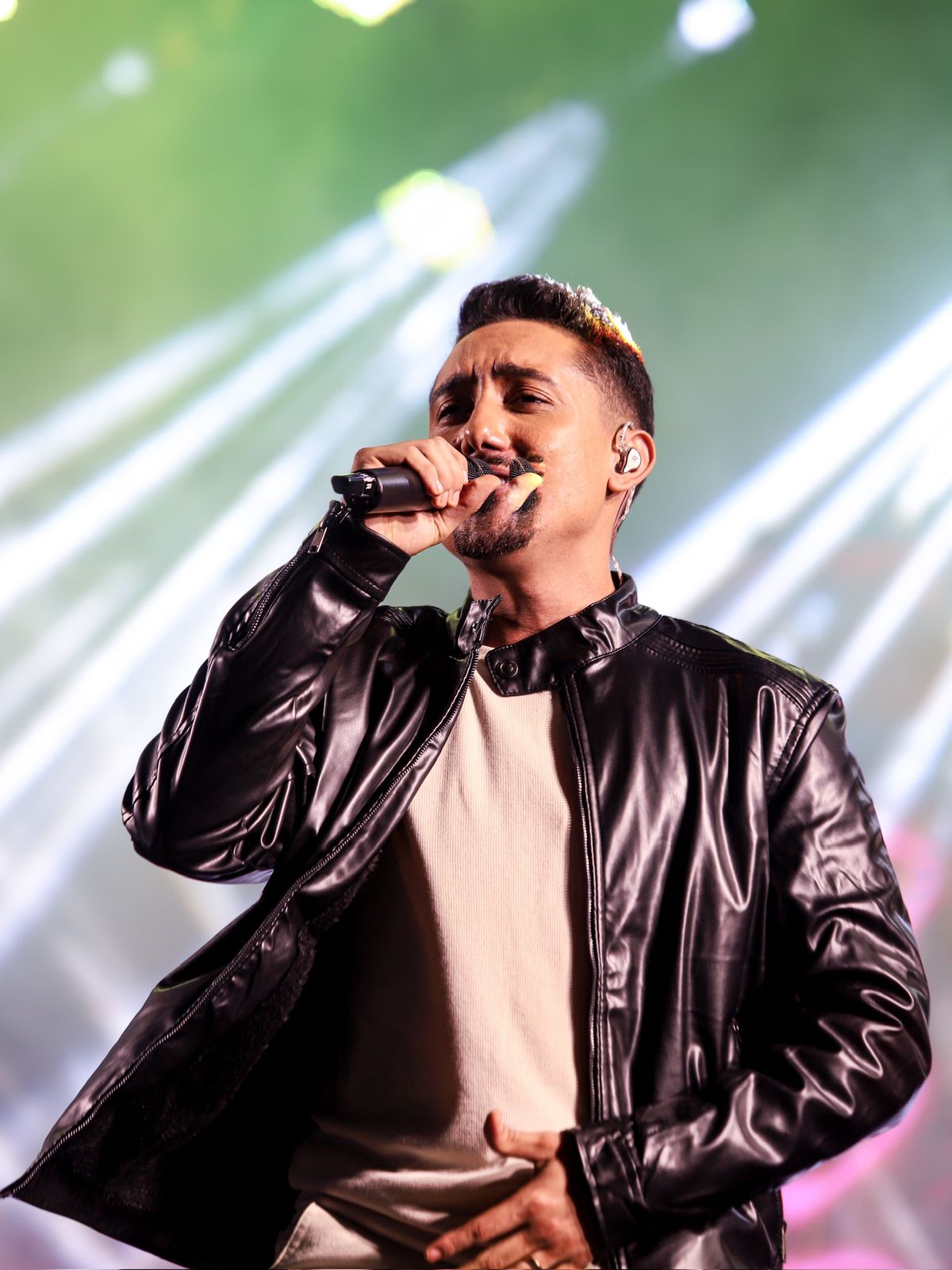 Arthur Oliveira cantando ao vivo no palco